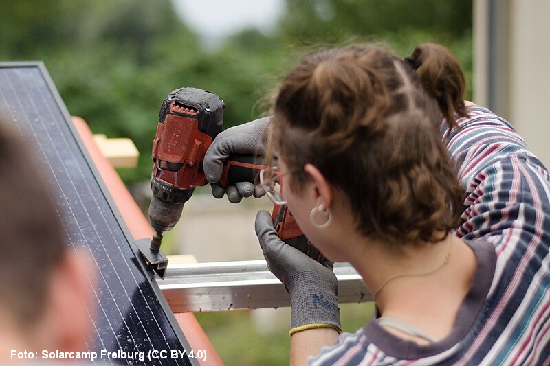 https://commons.wikimedia.org/wiki/File:Solarcamp_Freiburg_III_-_Solarpanel-Montage.jpg